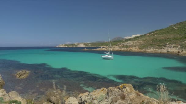 Prachtig smaragd groen Mara strand met zeilboot — Stockvideo