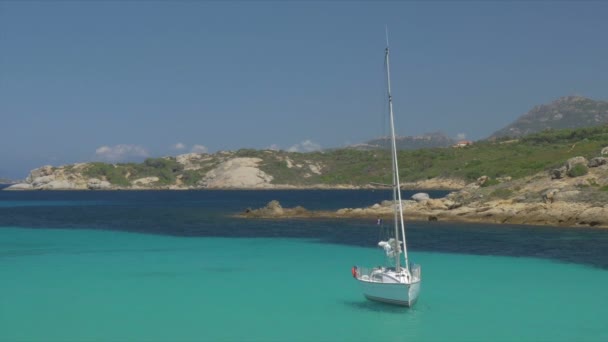 Prachtig smaragd groen Mara strand met zeilboot — Stockvideo