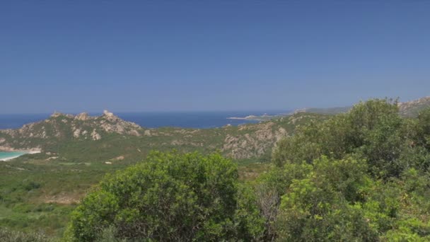 Gyönyörű, de zárt strand, rejtett hely, Korzika — Stock videók