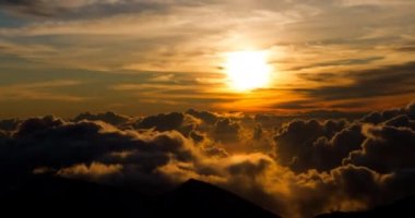 Bulutlar oluşumu olarak 10000ft ile epik gündoğumu