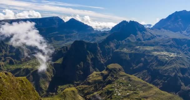 Formación 4K de nubes sobre cordillera, Pan, Timelapse — Vídeos de Stock