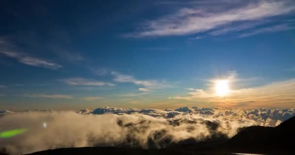 Восход солнца и облака, образующиеся на вулкане, Timelapse, 4K — стоковое видео