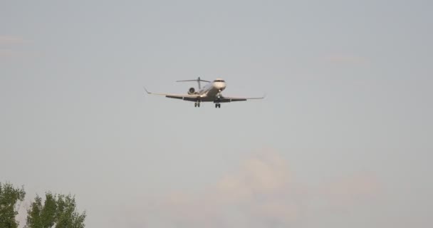 4k, Flughafen Nürnberg, Deutschland, startende und landende Flugzeuge — Stockvideo