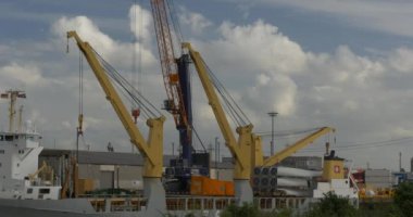 Gemi, Hamburg yükleme limanında vinç.