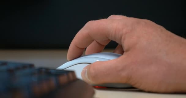 4K, Hombre utiliza un ratón de ordenador y escribe en un teclado — Vídeo de stock