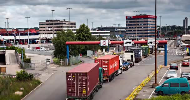 Lotes de caminhões em uma estação de pedágio, 4K — Vídeo de Stock