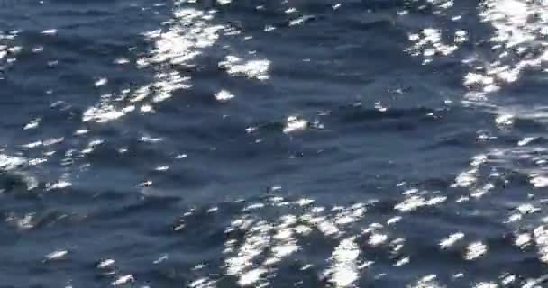 Latające nad ocean, fale tworzące, błyszczy i budzi — Wideo stockowe