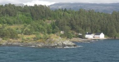4k, Norveç, bir fiyort kıyı şeridi boyunca tekne turu