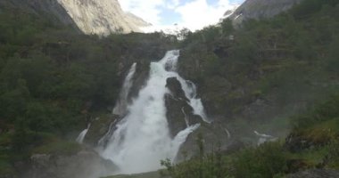 4k, Norveç, Epik ve büyük şelale