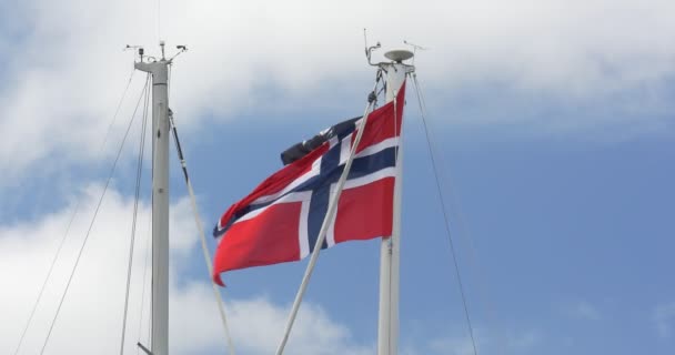 4K, Bandera de Noruega, Cielo Azul — Vídeo de stock