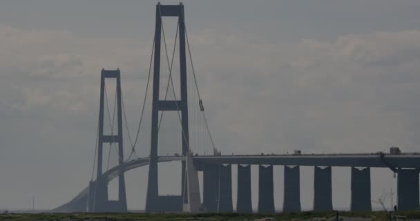 4k, trafik på Oeresundbridge mellan Danmark och Sverige — Stockvideo