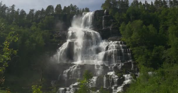 4k, Norwegen, epischer und schöner Wasserfall — Stockvideo