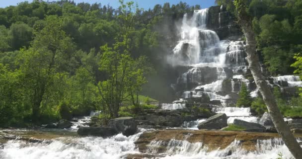 4k, Norwegen, epischer und schöner Wasserfall — Stockvideo