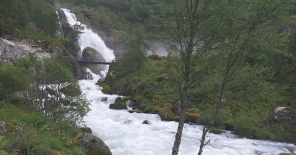 4k, Norwegen, epischer und riesiger Wasserfall — Stockvideo