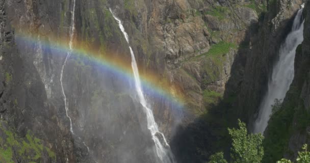 4K, Norge, Voringsfossen vattenfall och regnbåge — Stockvideo