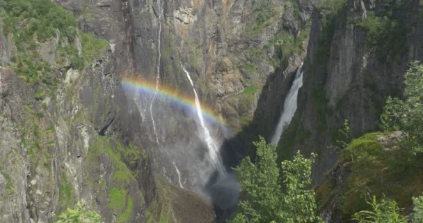 4K, Norge, Voringsfossen vattenfall och regnbåge — Stockvideo