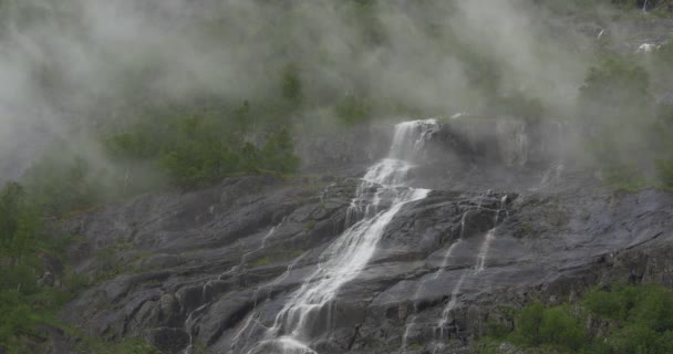 4K, Noruega, Cachoeira embutida em nevoeiro — Vídeo de Stock