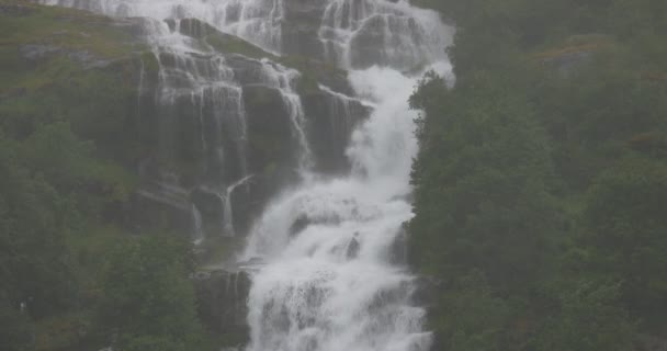4k, Norsko, vodopád v dešti — Stock video