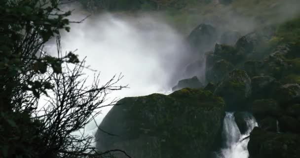 4K, Cachoeira de Pulverização Pesada, Noruega — Vídeo de Stock