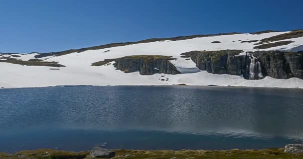 4K, panorera på ett vattenfall, inbäddad i is, Norge — Stockvideo