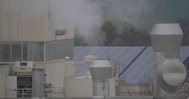 Chemische fabriek met rook stack, luchtverontreiniging — Stockvideo