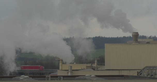 Химический завод с дымовой трубой, загрязнение воздуха — стоковое видео