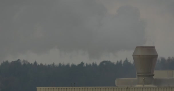 Fábrica química con pila de humo, contaminación del aire — Vídeo de stock