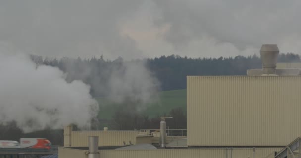 Chemische fabriek met rook stack, luchtverontreiniging — Stockvideo