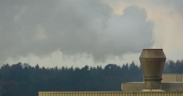 4K, fábrica química con la pila de humo, contaminación del aire — Vídeos de Stock