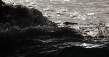 4k, sıçramasına ve kayalar karşı çökmesini dramatik su dalgaları