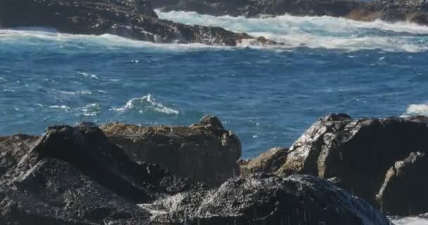 4k, dramatische water golven spatten en crashen tegen rotsen — Stockvideo