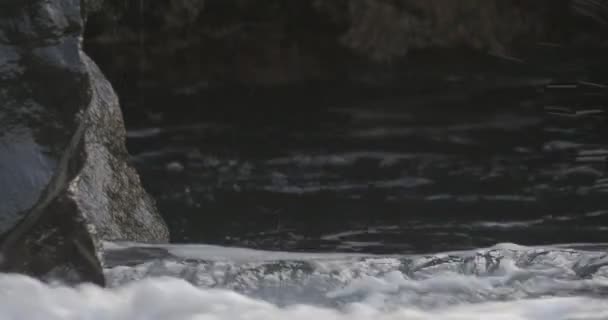 4K, ondas de água dramáticas salpicando e batendo contra rochas — Vídeo de Stock