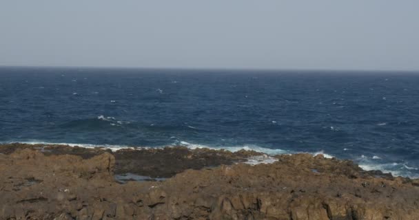 4K, Dramáticas olas de agua salpicando y estrellándose contra las rocas — Vídeo de stock