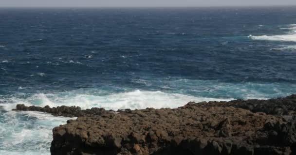 4K, Dramáticas olas de agua salpicando y estrellándose contra las rocas — Vídeo de stock