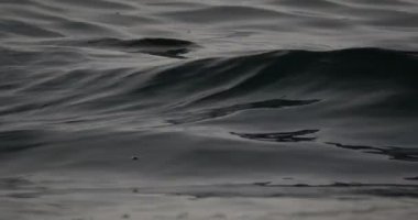 4k, sıçramasına ve kayalar karşı çökmesini dramatik su dalgaları