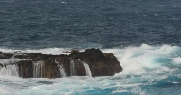 4K, Dramatic water waves splashing and crashing against rocks — Stock Video