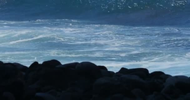 4K, Dramáticas olas de agua salpicando y estrellándose contra las rocas — Vídeo de stock