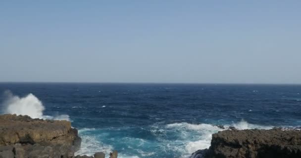 4K, vagues d'eau dramatiques éclaboussant et s'écrasant contre les rochers 