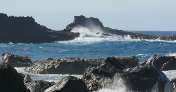 4k, dramatische water golven spatten en crashen tegen rotsen — Stockvideo