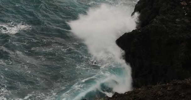 4k, dramatische Wasserwellen plätschern und krachen gegen Felsen — Stockvideo