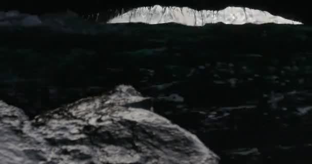 4k, dramatiska vattenvågor stänker och krascha mot stenar — Stockvideo
