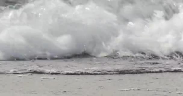 4K, Dramáticas olas de agua salpicando y estrellándose contra las rocas — Vídeos de Stock
