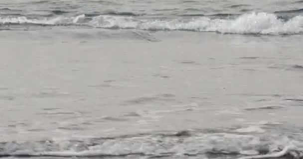 4k, dramatische water golven spatten en crashen tegen rotsen — Stockvideo