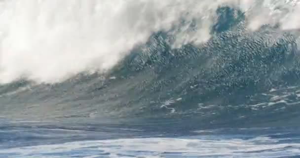 4K, Dramatic water waves splashing and crashing against rocks — Stock Video