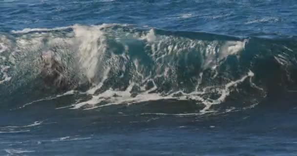 4K, Dramatic water waves splashing and crashing against rocks — Stock Video