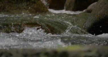 4k, akan ve sıçramasına tatlı su