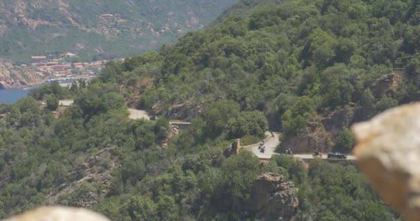 4k, motorkáři na Korsice, silnice D81 na Porto — Stock video