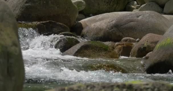 4K, fluyendo y salpicando el primer plano del agua — Vídeo de stock