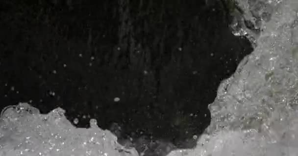 4k, αφηρημένη που ρέει και που καταβρέχει το νερό closeup — Αρχείο Βίντεο