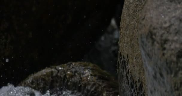 4k, abstracte stroomt en opspattend water close-up — Stockvideo